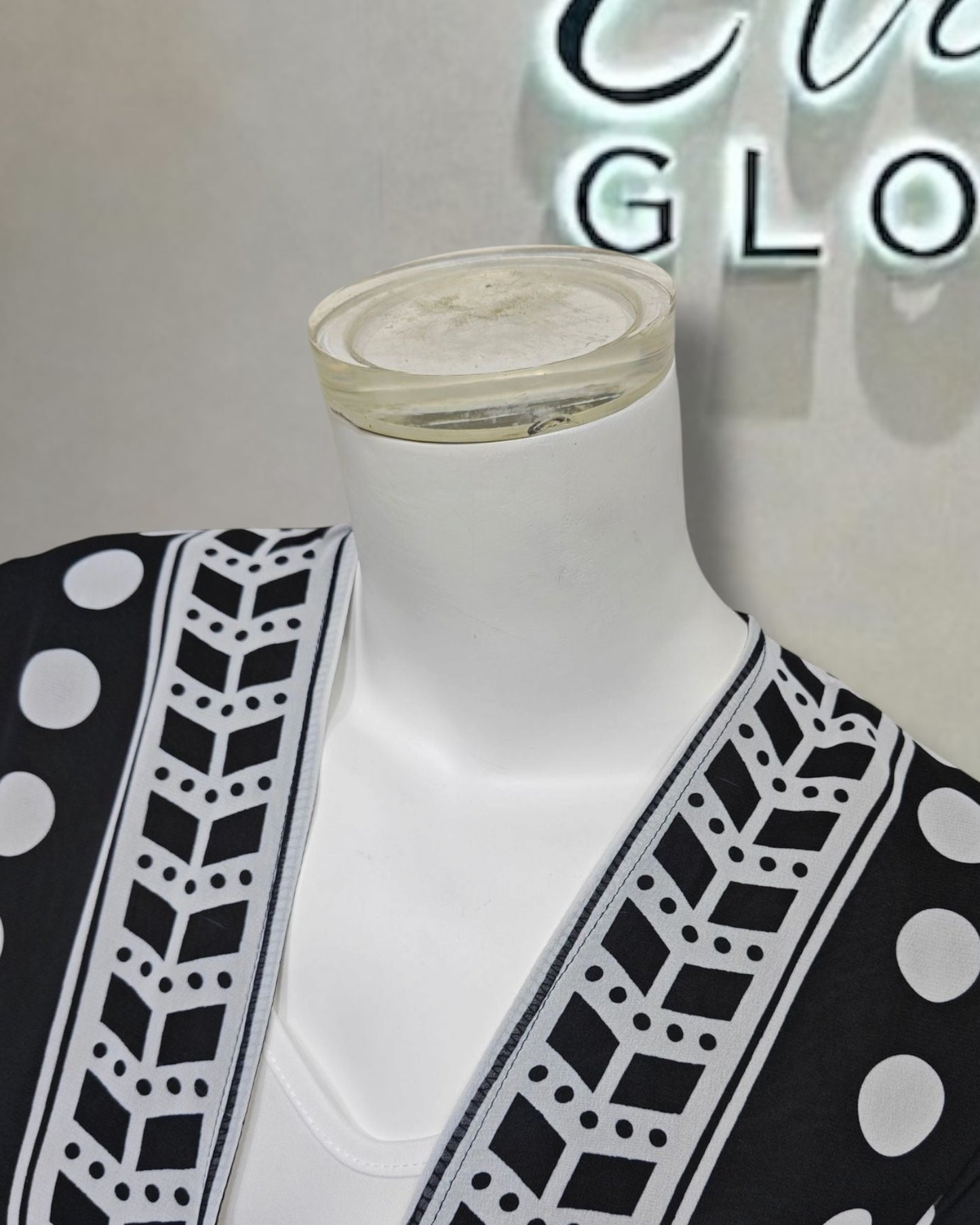 The Monochrome Abaya Set
(EG142)